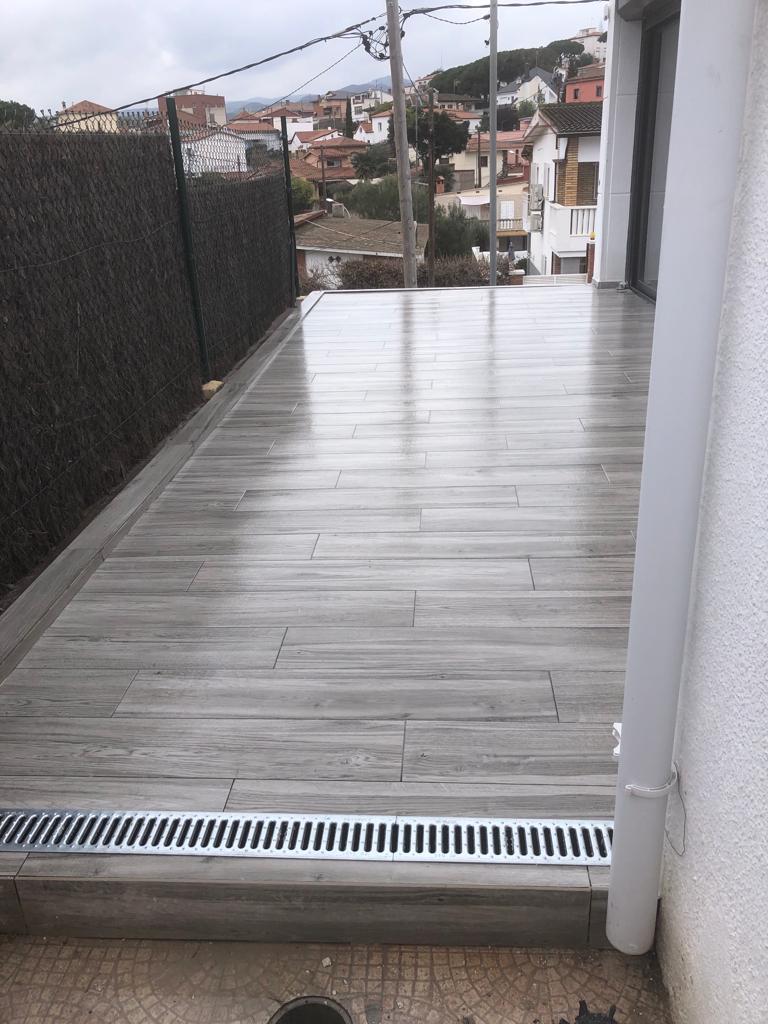 Impermeabilización de terraza con bicapa autoprotegida y acabado cerámico con imitación de parquet