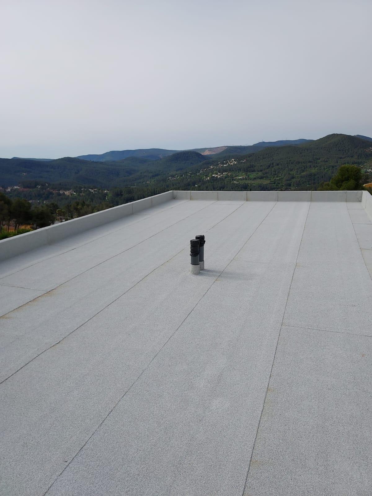 Impermeabilización con sistema bicapa, acabado mineral blanco en Corbera